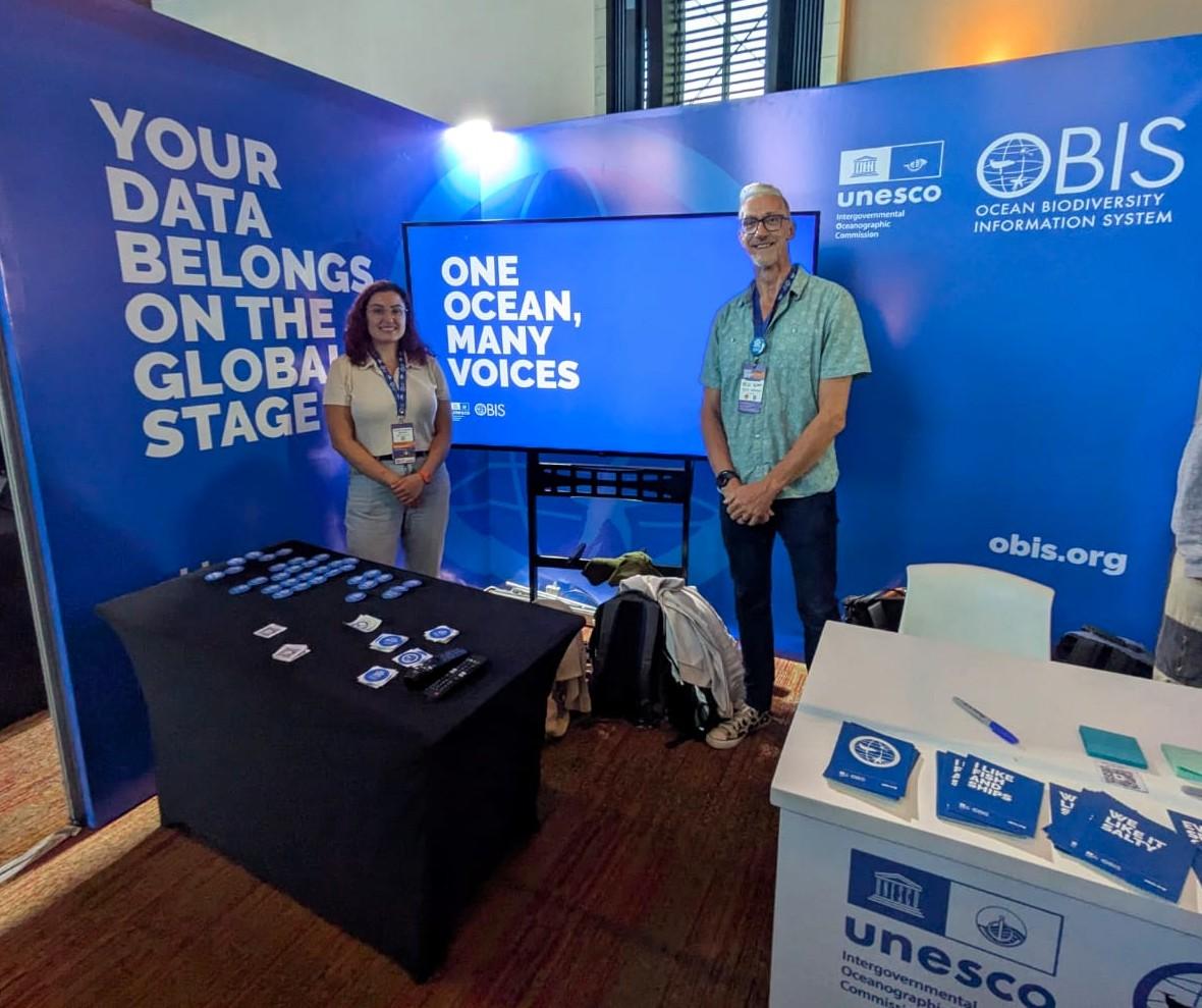 Chloe Figueroa and Dan Lear at the OBIS booth during Living Data 2025 in Bogotá, Colombia