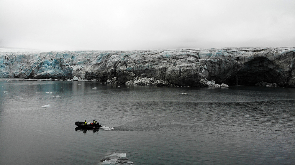 Members of the SIP expedition team carrying out the sampling of suspended matter at various distances from the front of the glacier in Davidsonpynten, Svalbard. Photo: IO PAN