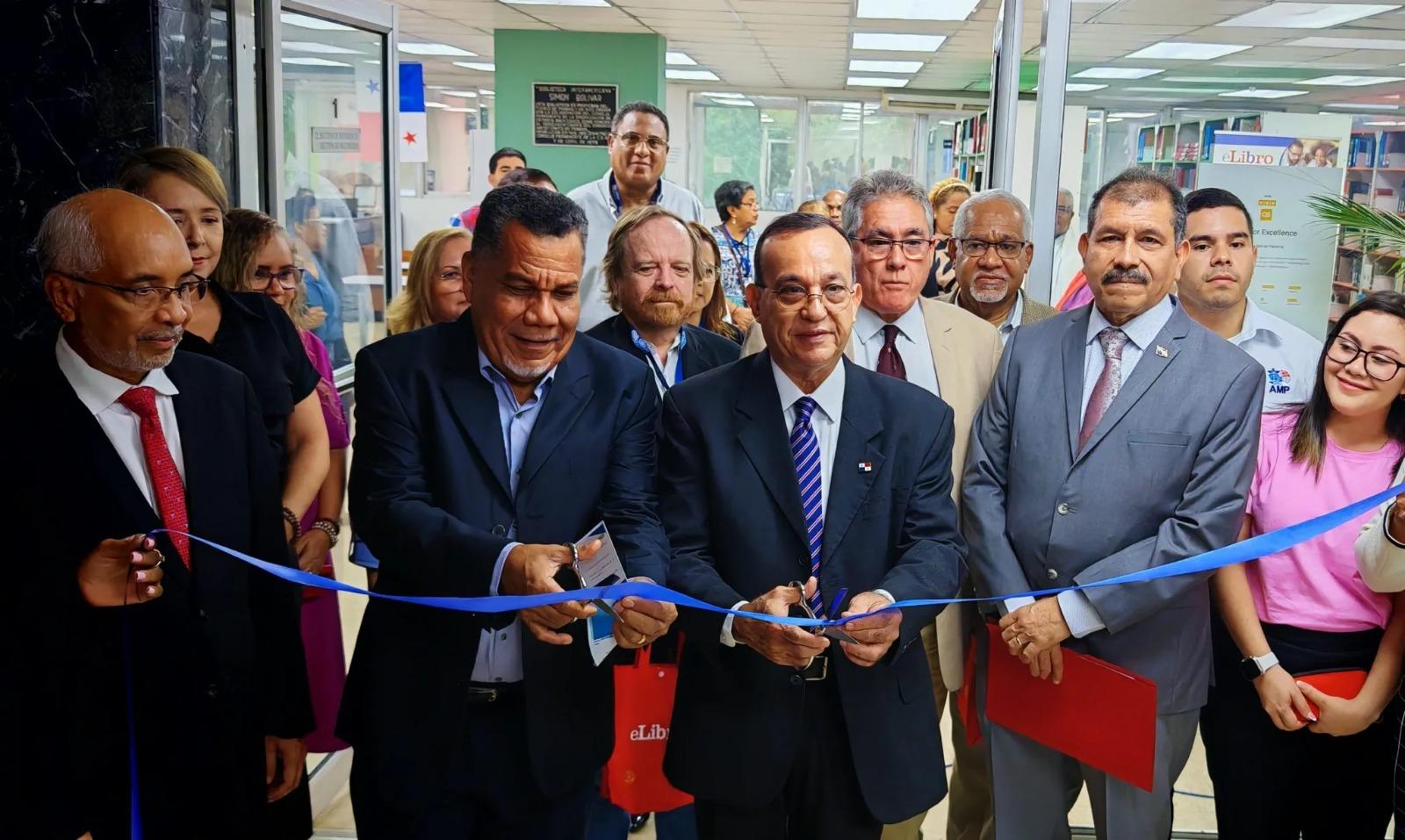 Inauguration of Panama’s National Oceanographic Data Centre at the Simón Bolívar Inter-American Library, with Rector Dr. Eduardo Flores Castro and IOC–Panama President Eng. Arnulfo Sánchez, accompanied by authorities and members of the NODC technical team.