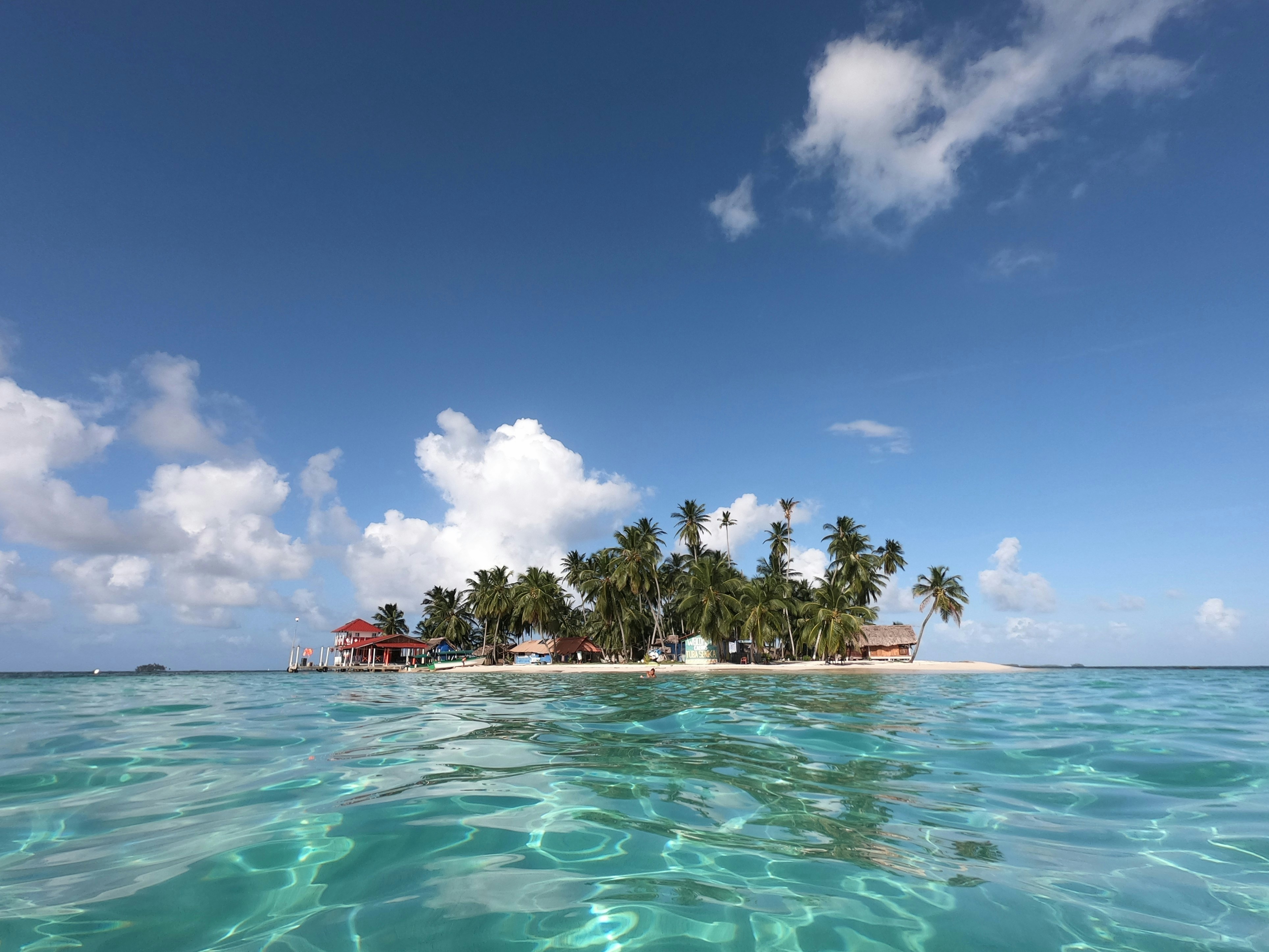 Isla Franklin in Panama’s San Blas archipelago is surrounded by some of the Caribbean’s best-preserved coral reefs, home to sea turtles, tropical fish, and vibrant marine life. Photo: Chema Photo / Unsplash